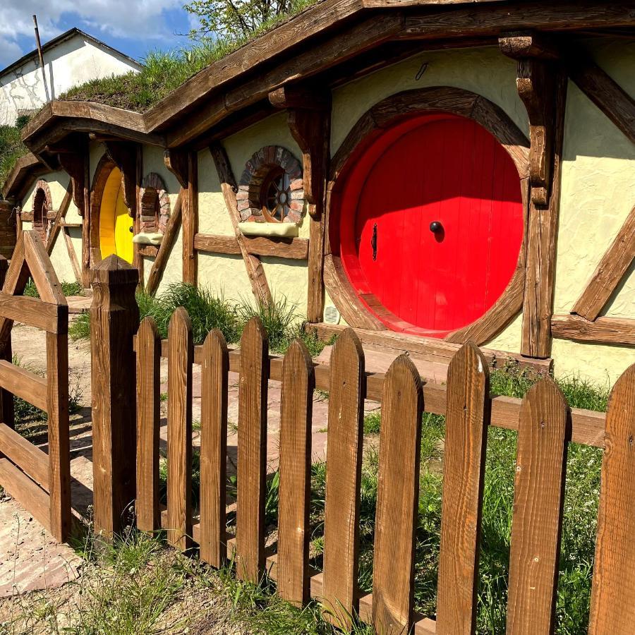 Едем Hotel Berezhany Eksteriør billede