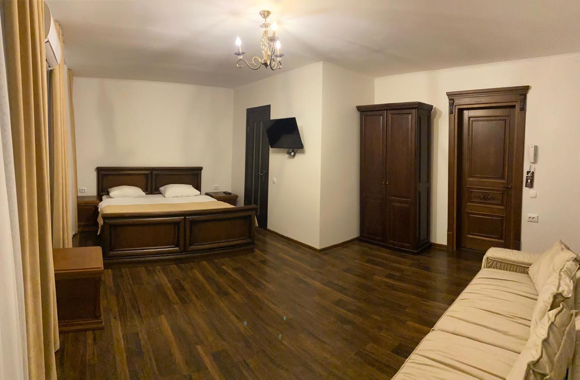 Едем Hotel Berezhany Eksteriør billede