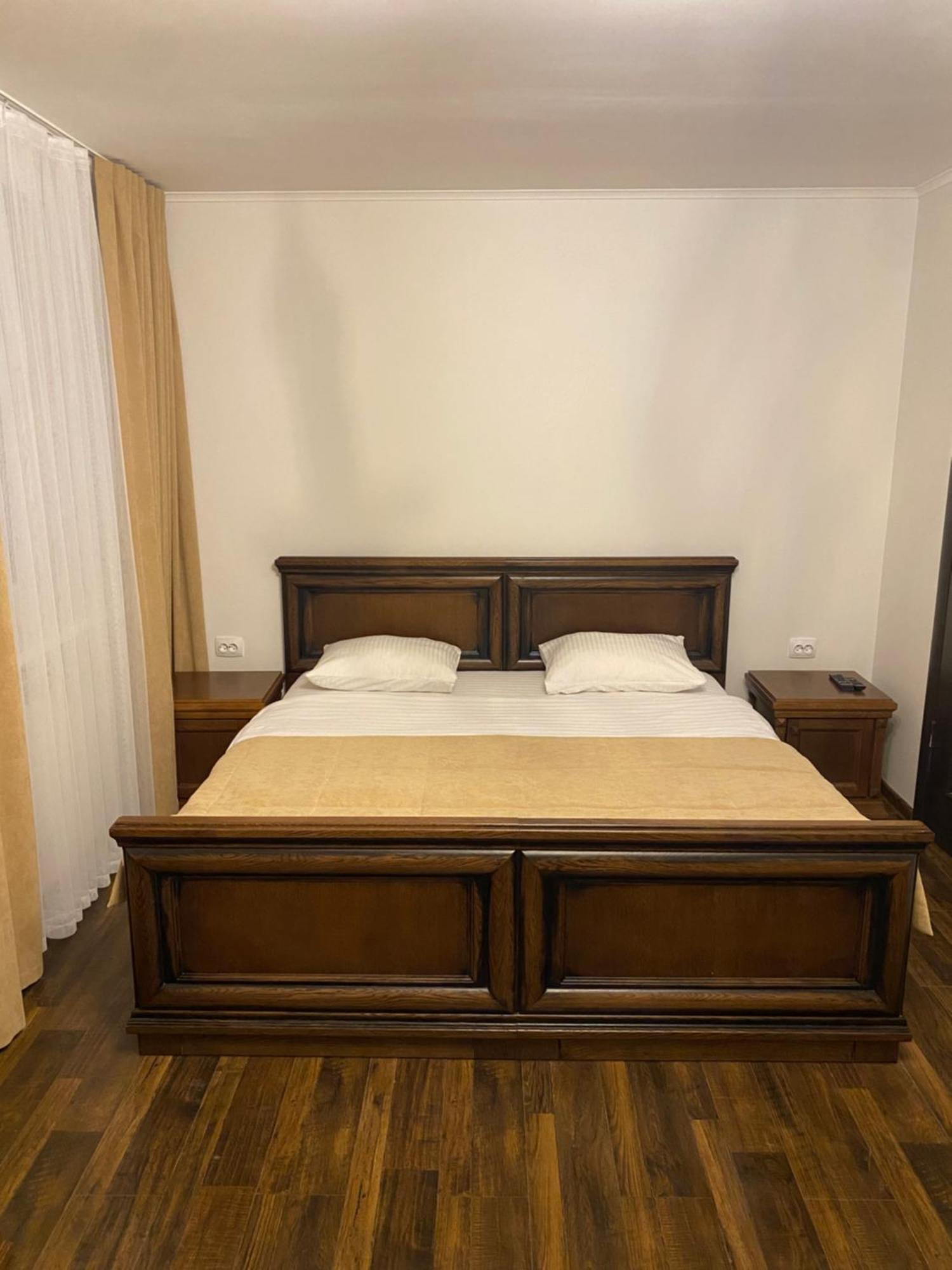 Едем Hotel Berezhany Eksteriør billede