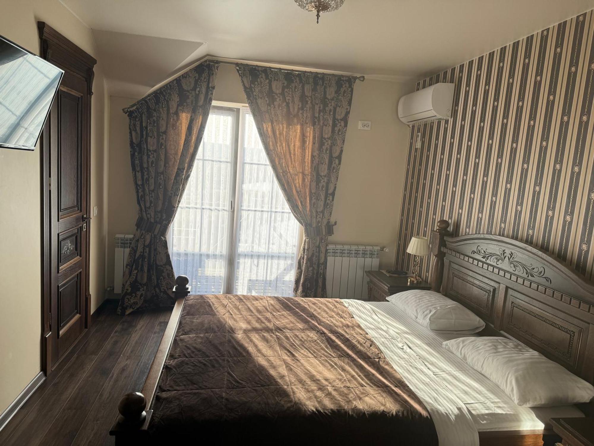 Едем Hotel Berezhany Eksteriør billede