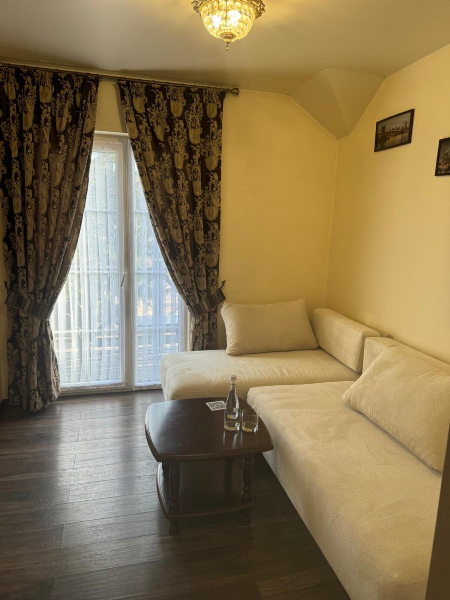 Едем Hotel Berezhany Eksteriør billede
