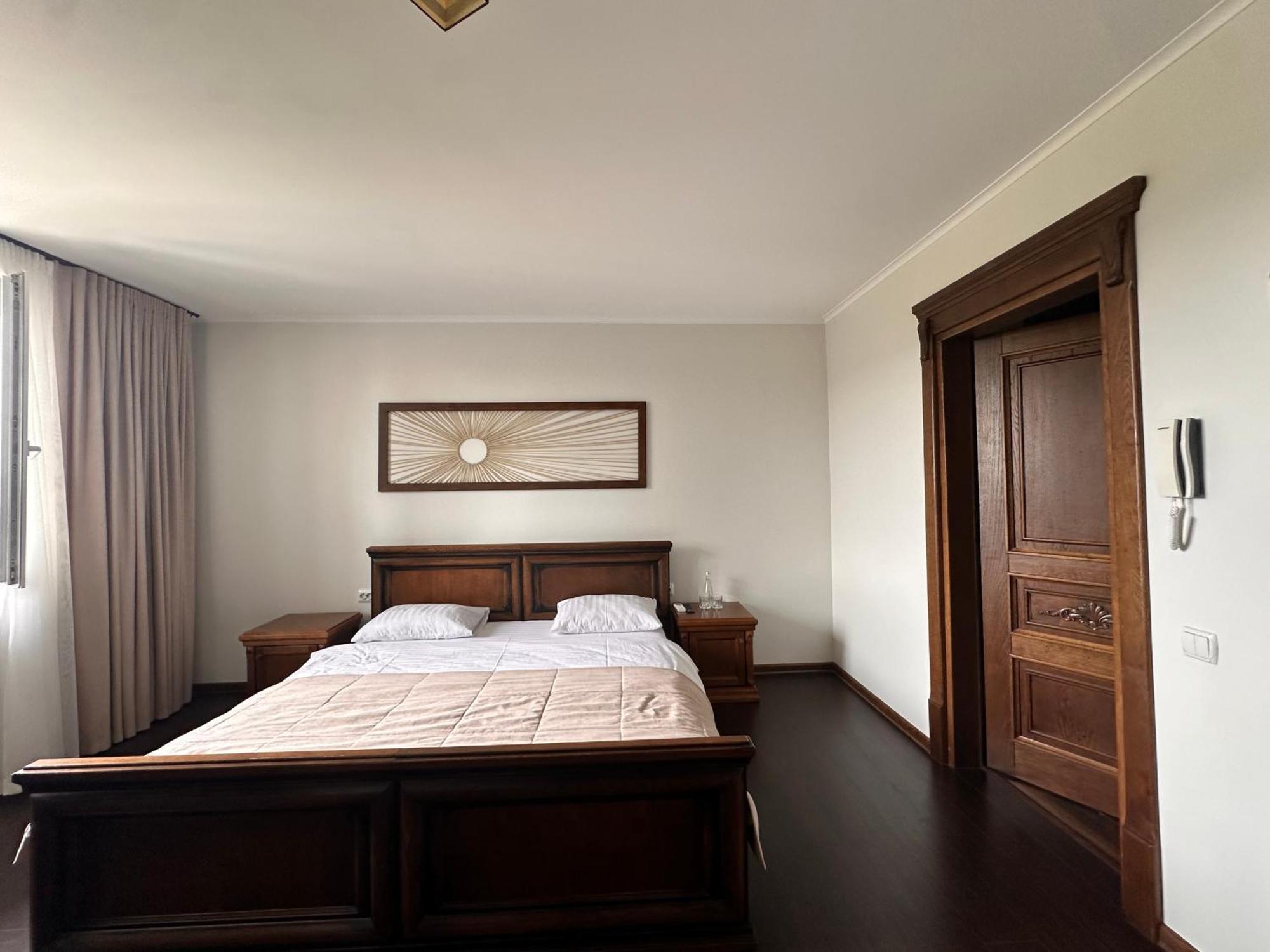 Едем Hotel Berezhany Eksteriør billede