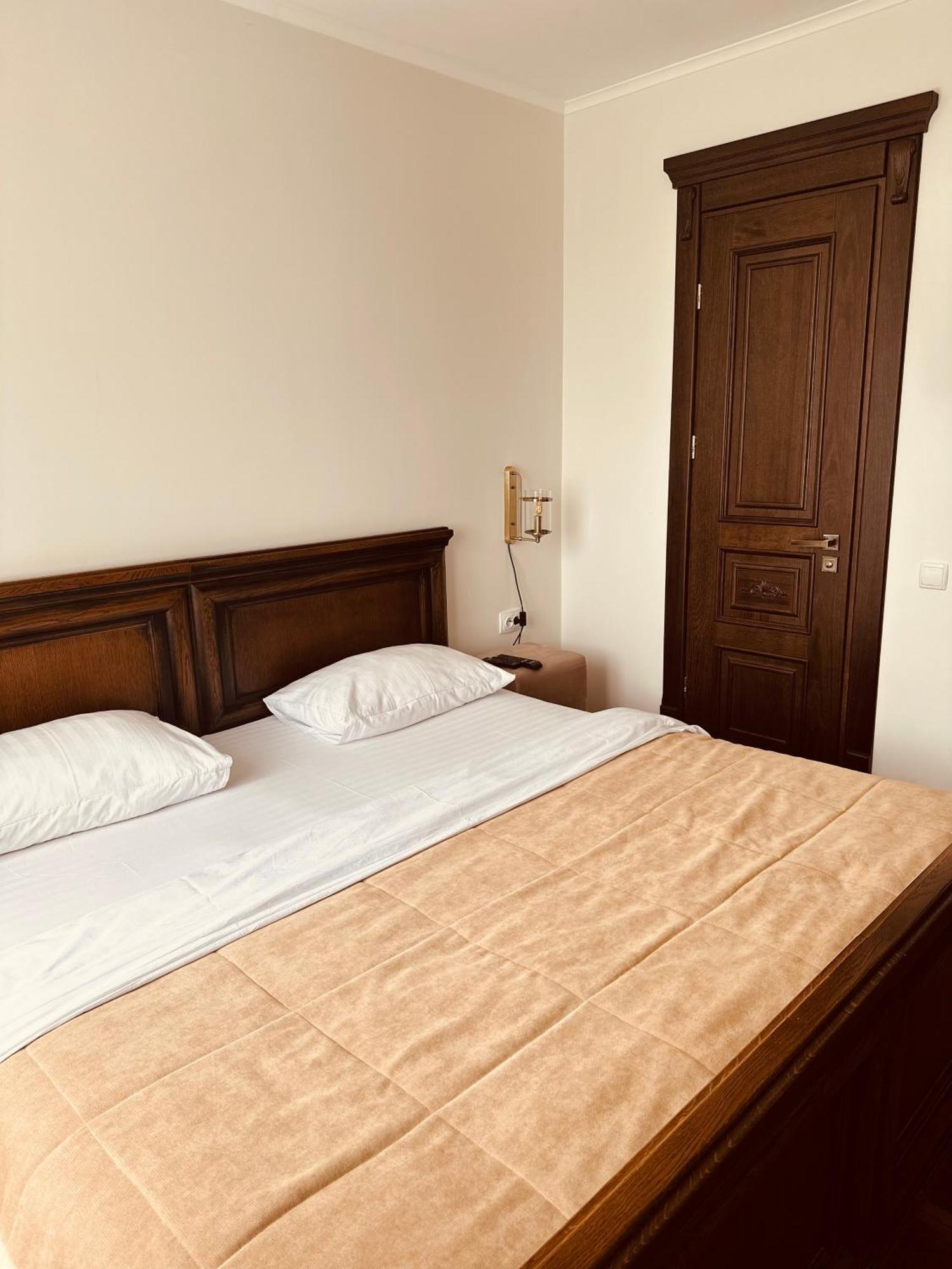 Едем Hotel Berezhany Eksteriør billede