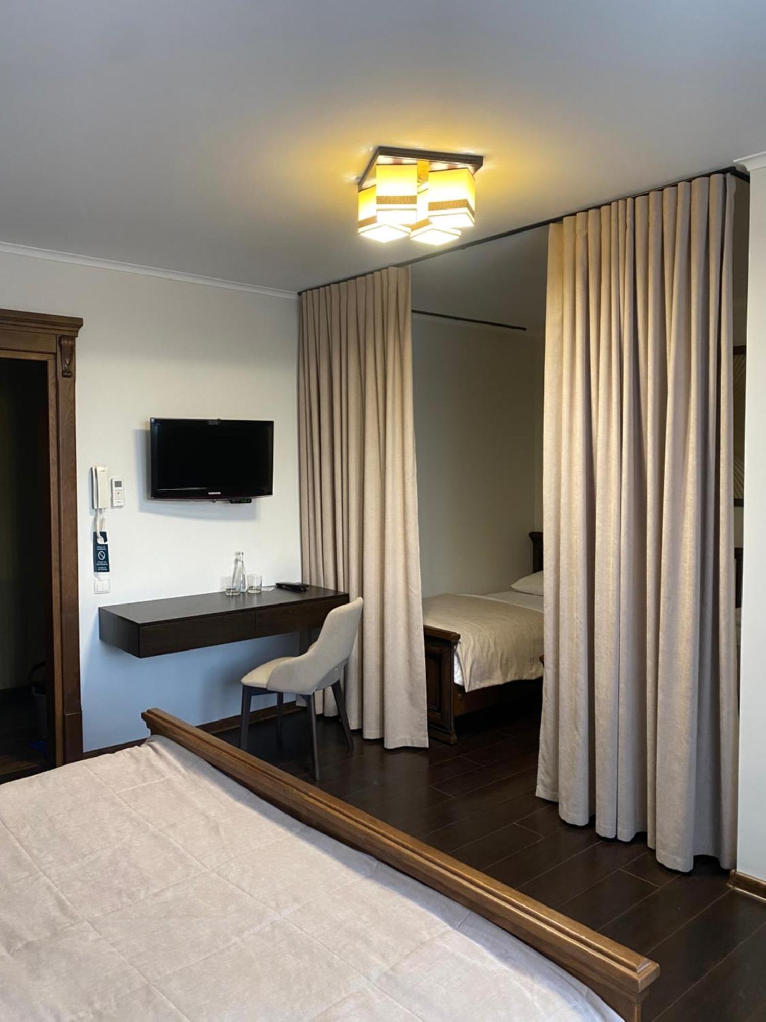 Едем Hotel Berezhany Eksteriør billede