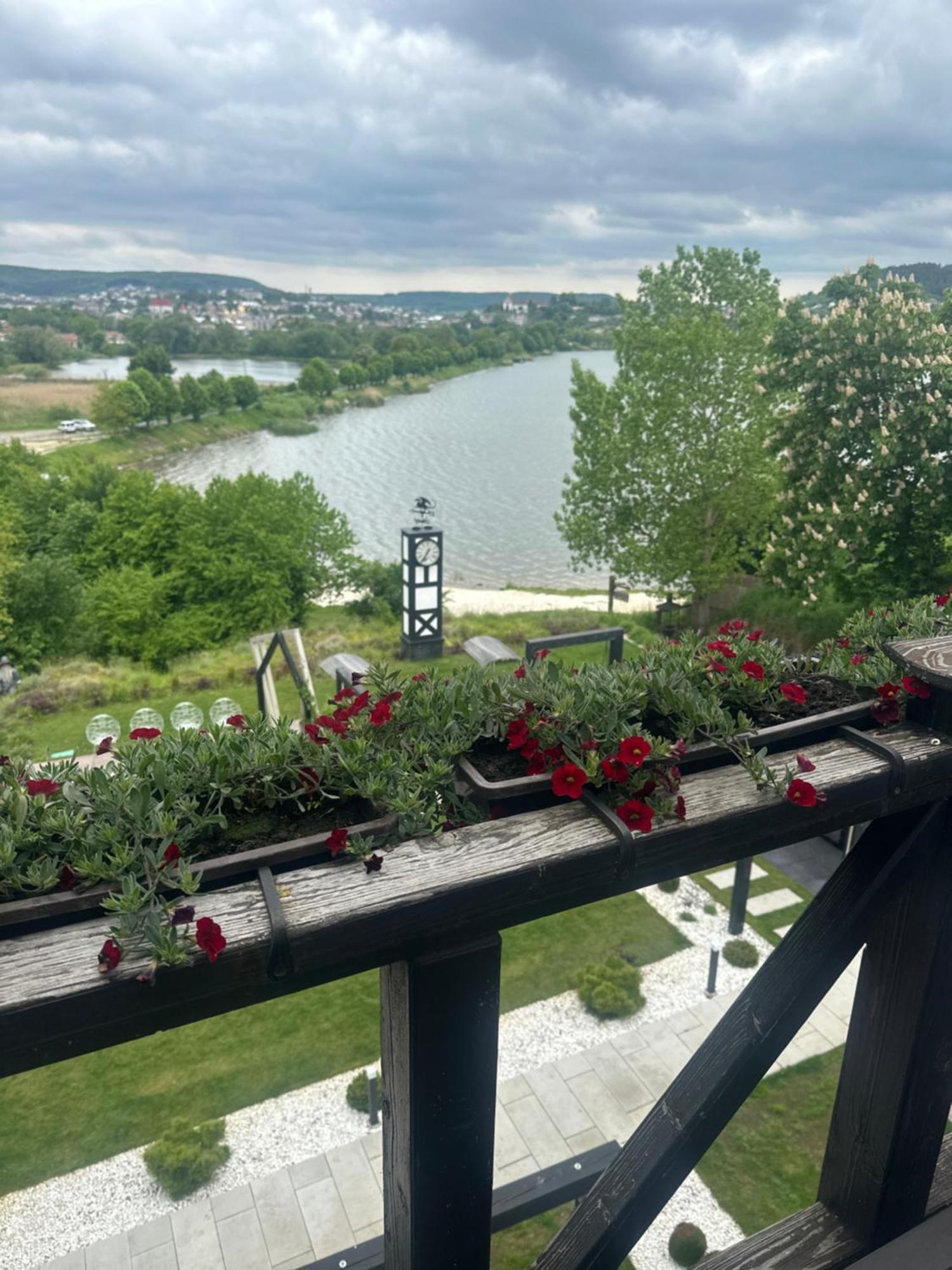 Едем Hotel Berezhany Eksteriør billede