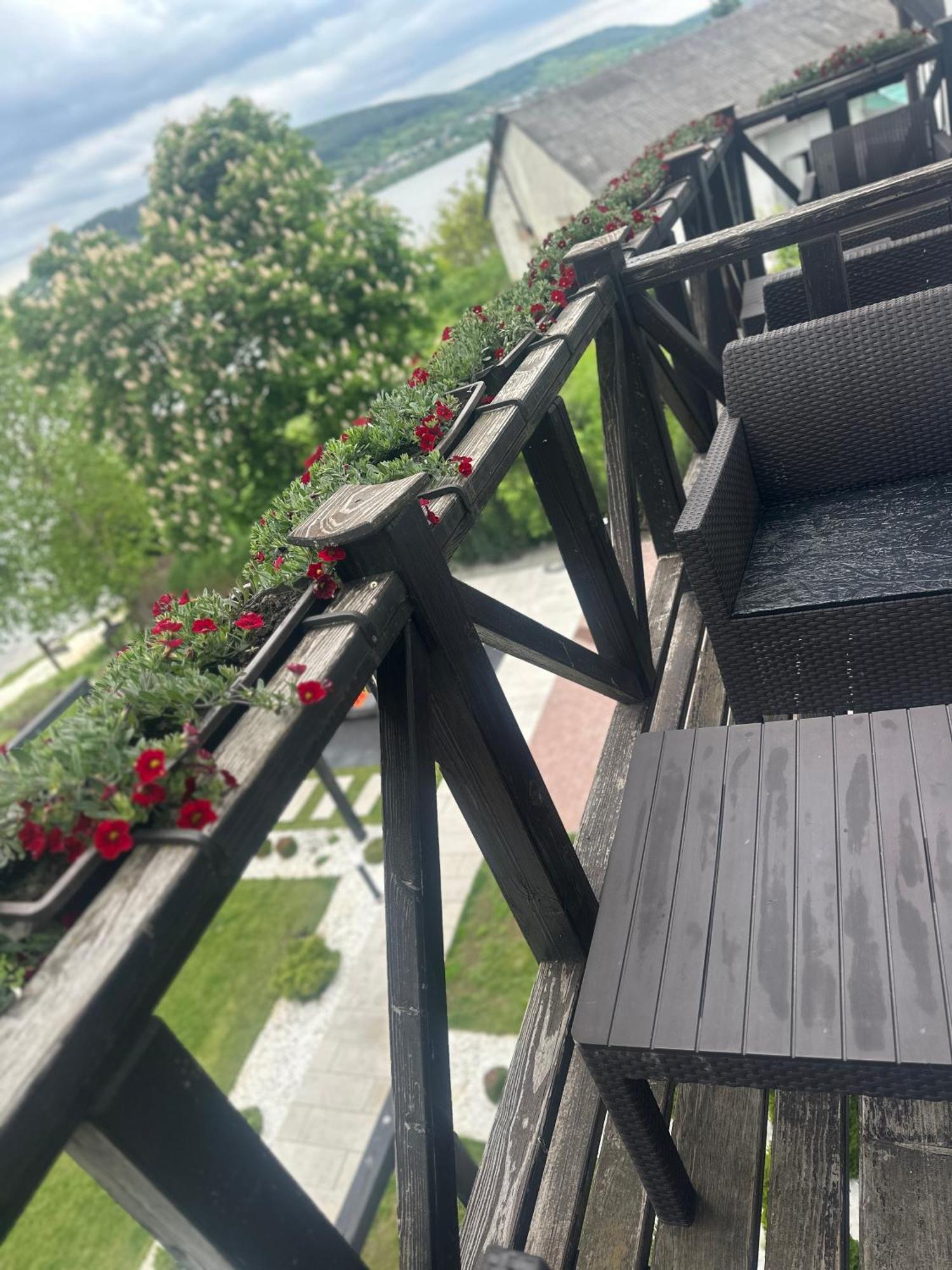 Едем Hotel Berezhany Eksteriør billede