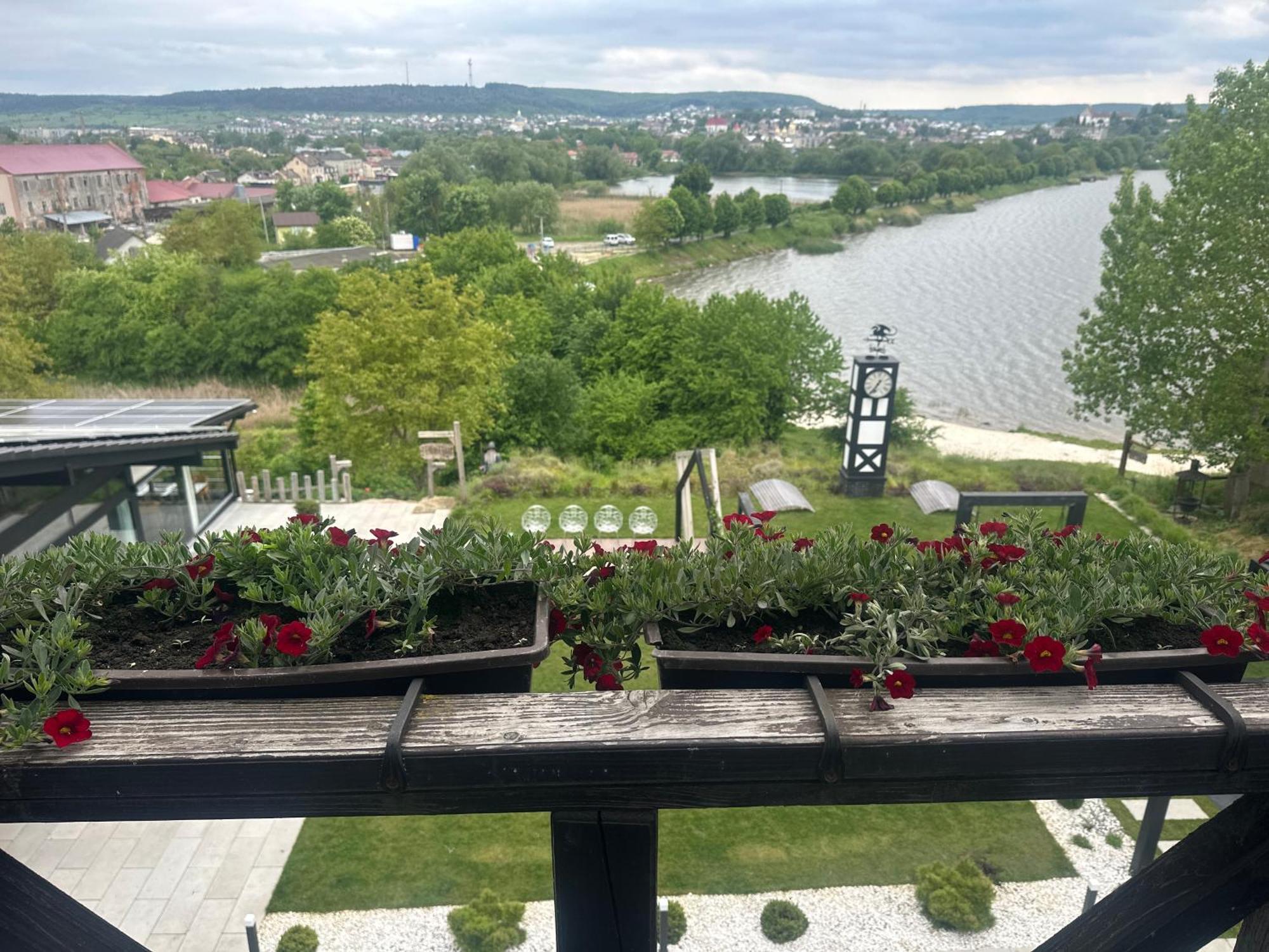 Едем Hotel Berezhany Eksteriør billede